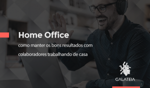 home office: homem sorrindo para uma tela de computador